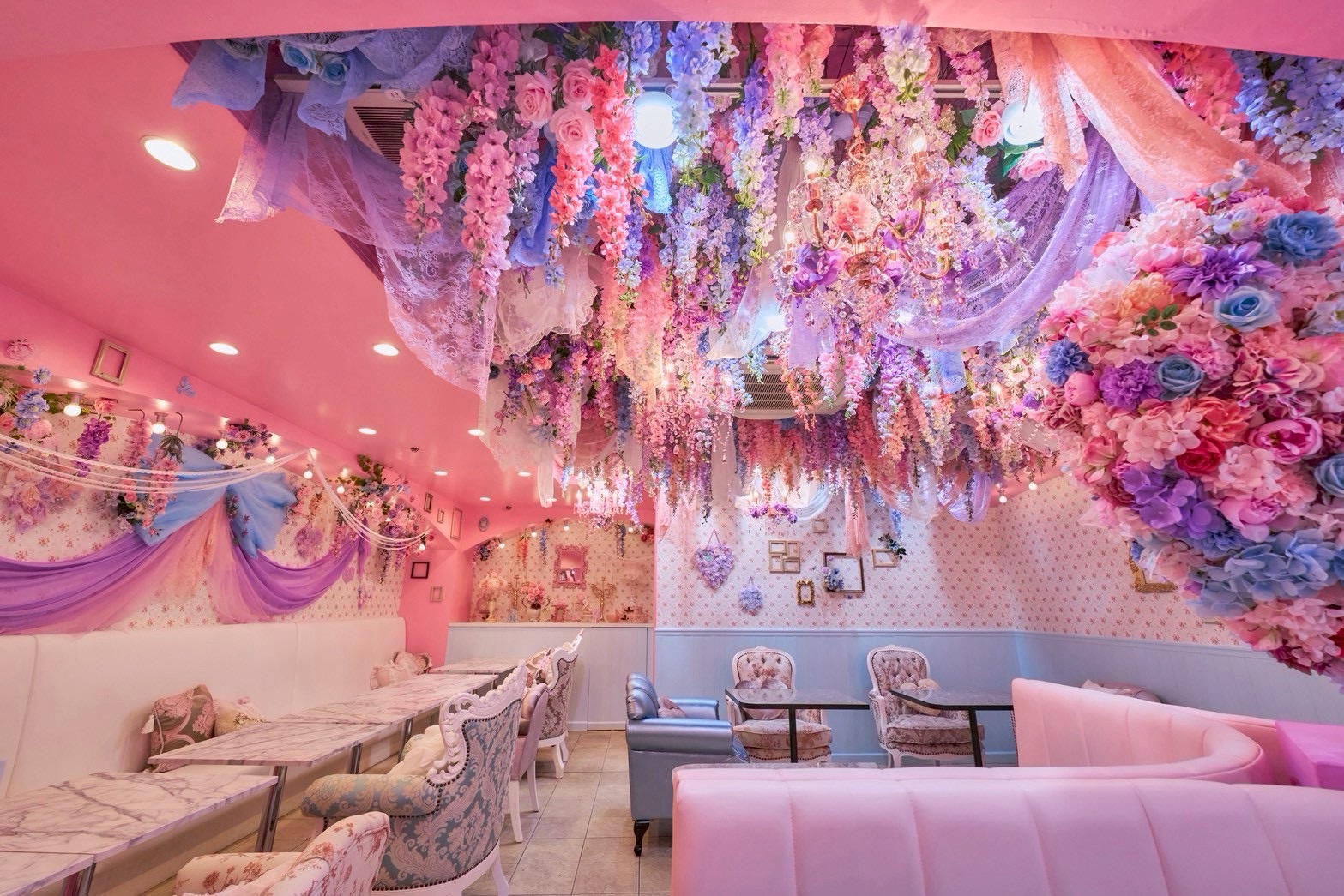 淡いピンクの花とシャンデリアで彩られたUP-T CAFEの店内